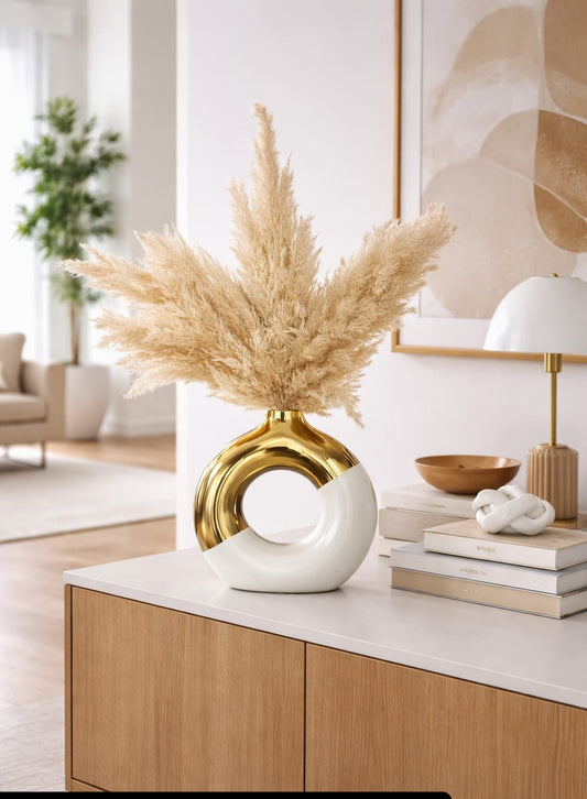Luxurious statement vase with soft pampas grass